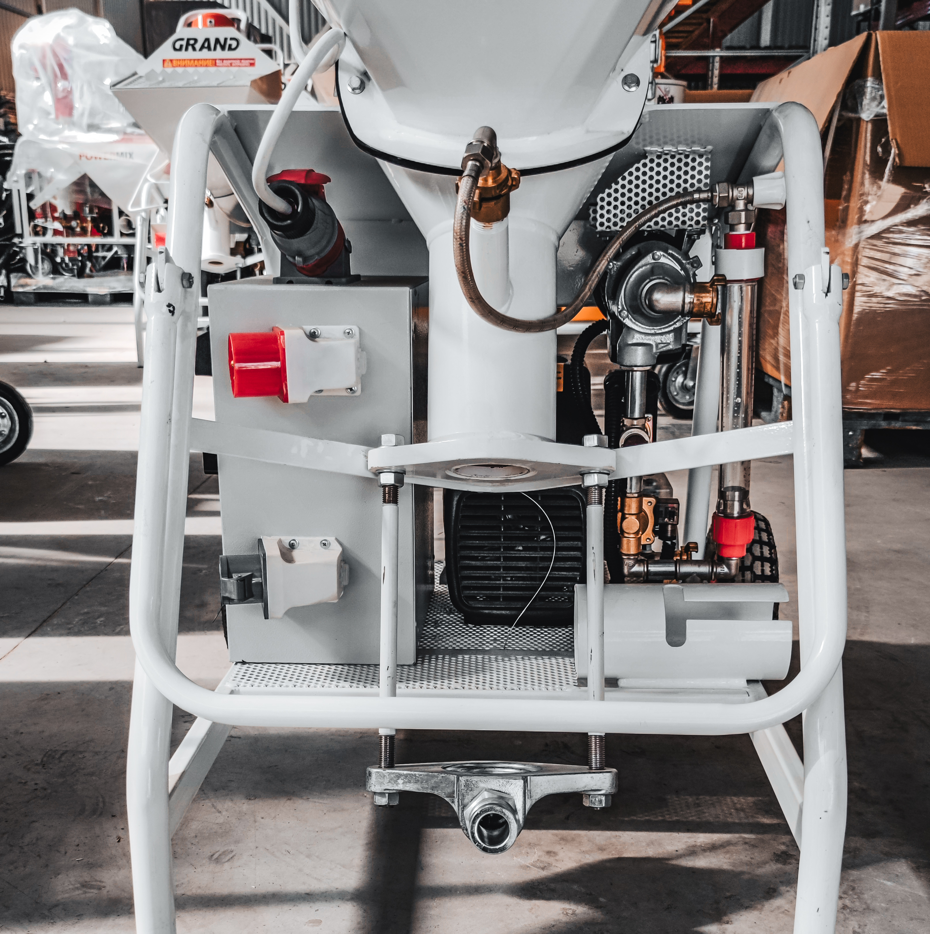 Мультивольтажная штукатурная станция PowerMix в работе