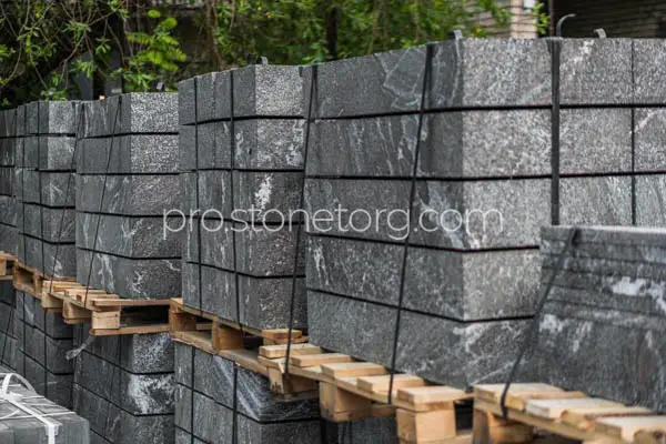 лестницы гранитные ступени Гранатовый амфиболит нигрозеро плиты облицовка из гранита фото оптом москва