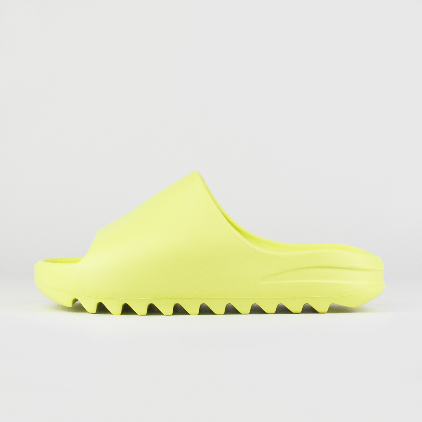 Шлёпки Yeezy Slide Green чаще выбирают клиенты