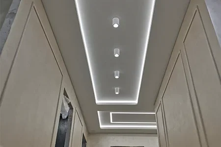 Интересное исполнение натяжного потолка в коридоре
