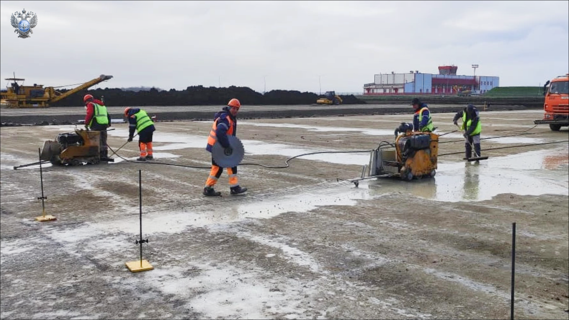 В аэропорту Краснодара продолжается укладка бетона на новом перроне