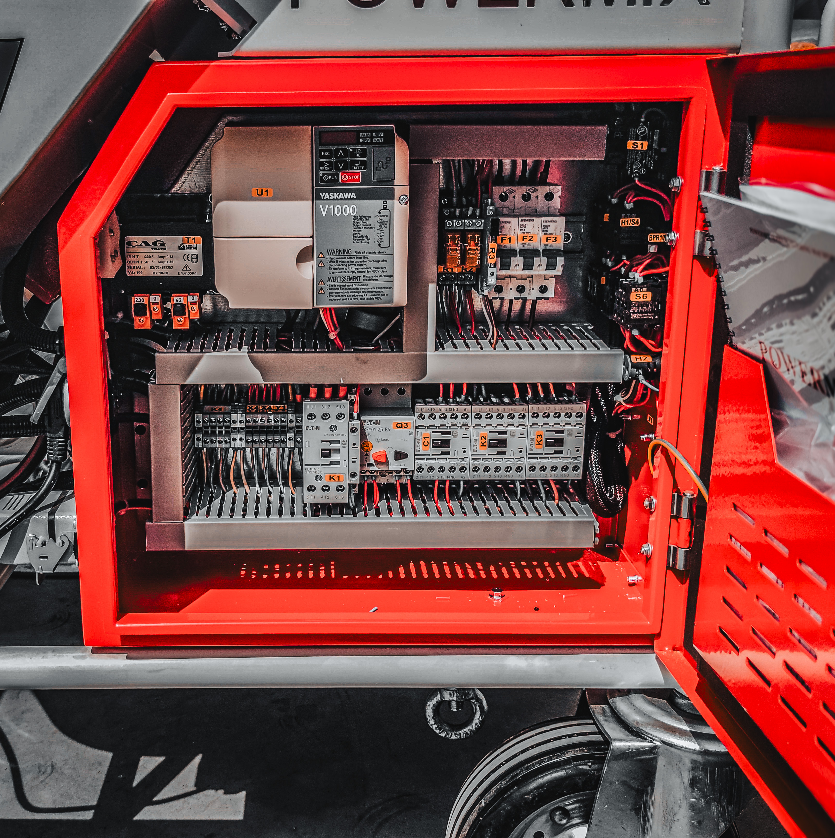 Мультивольтажная штукатурная станция PowerMix в работе