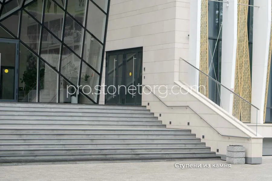 Ступени из камня из гранита
