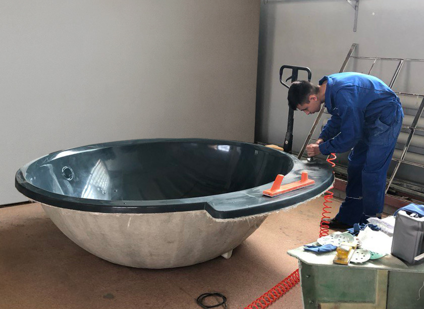 Процесс пизводства купели HomeLake Шлифовка купели HomeLake, мастер за работой