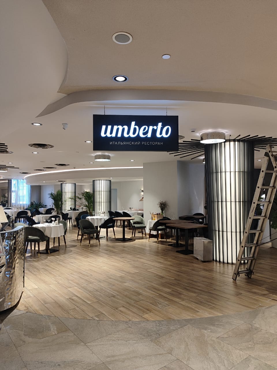 Подвесная вывеска ТРЦ с инкрустацией