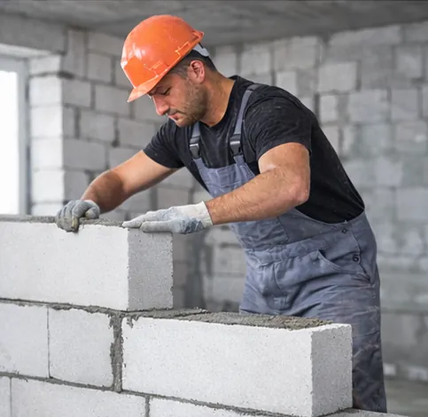 alt="Монтаж межкомнатных перегородок в квартире на этапе чернового ремонта"