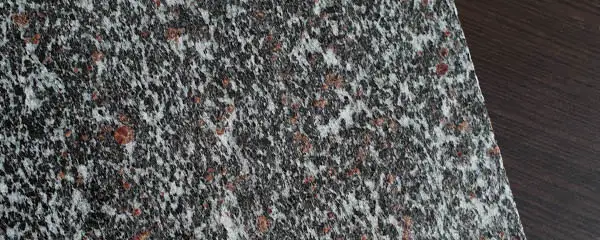 Гранитная плитка термо Гранатовый Амфиболит Нигрозеро гранит фото термообработанная