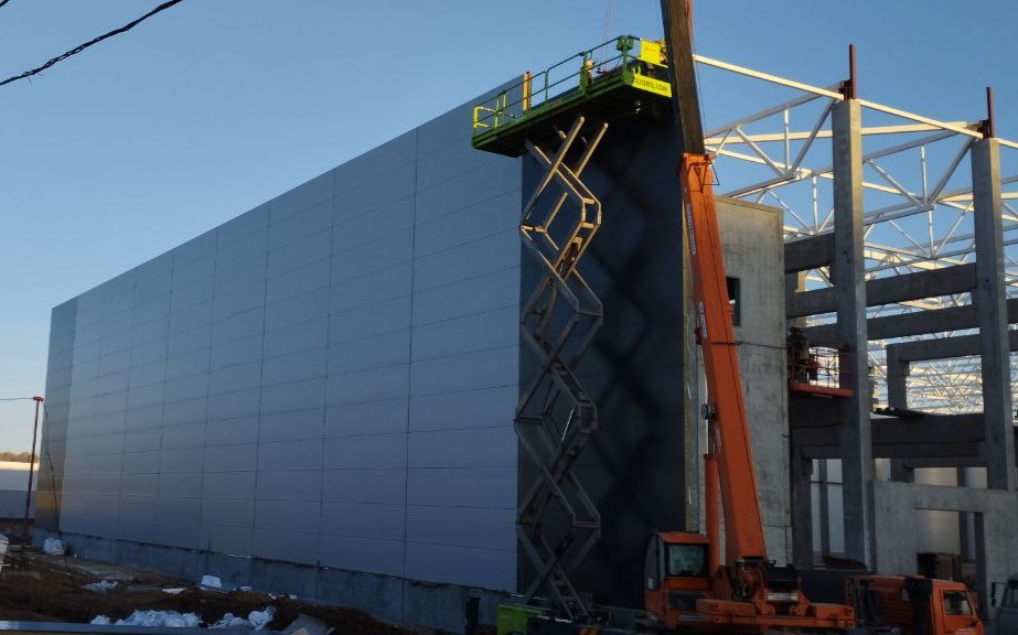 Монтаж стеновых сэндвич-панелей при строительстве складского здания в Москве