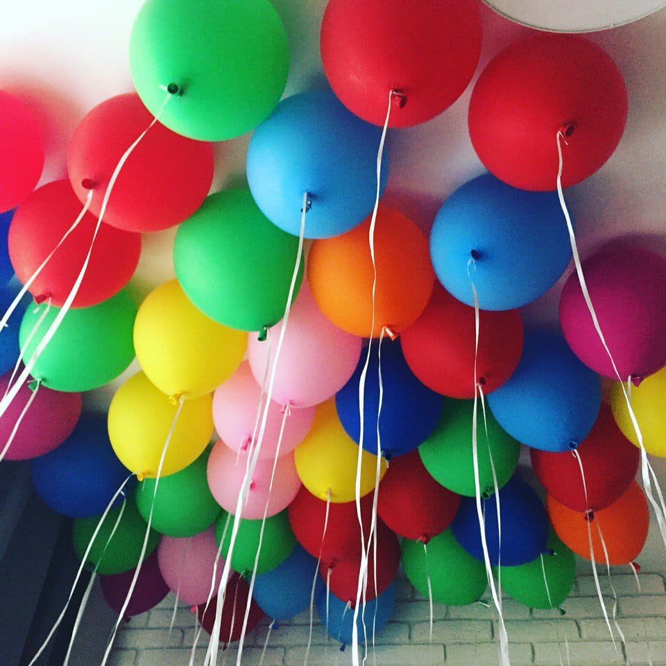 20 разноцветных шаров под потолок 