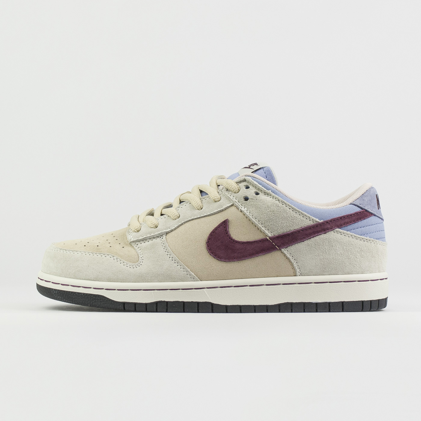 SB Dunk Low Grey/Red чаще выбирают клиенты