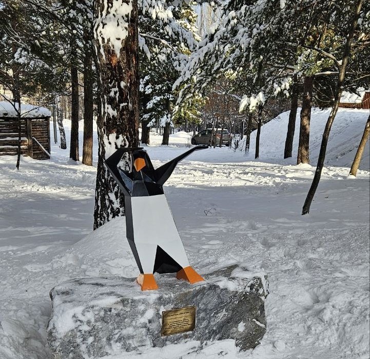 Полигональная скульптура Пингвин