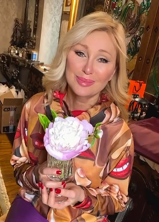 Вика Цыганова с букетом цветов из холодного фарфора