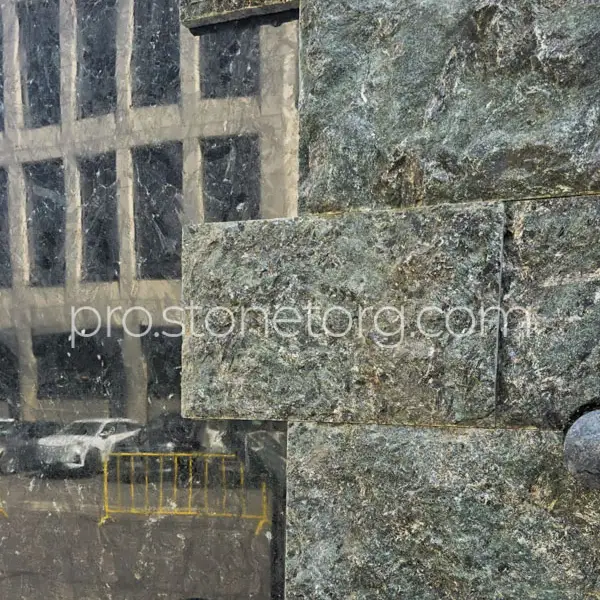 Гранитная плитка скала из гранита зеленый пироксенит сопка бунтина фото москва