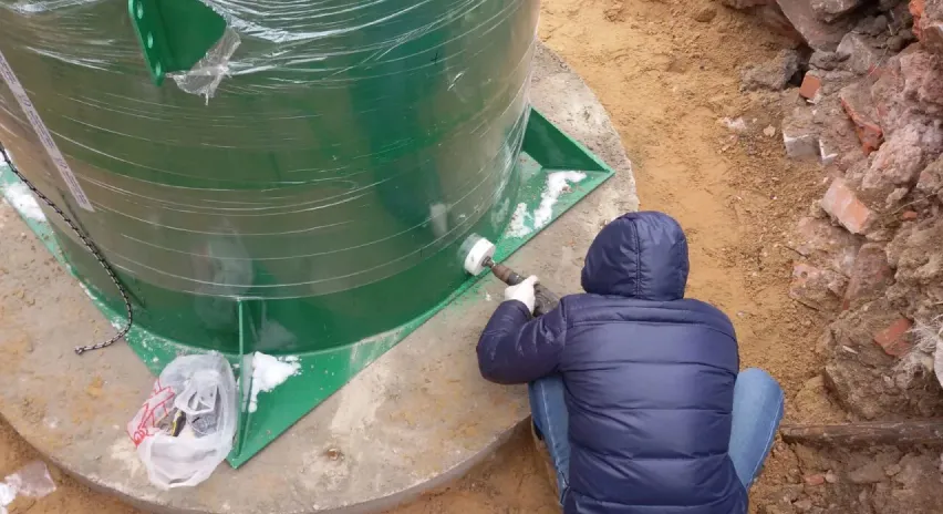 Чёрная поверхность с волнистыми линиями и каплями воды