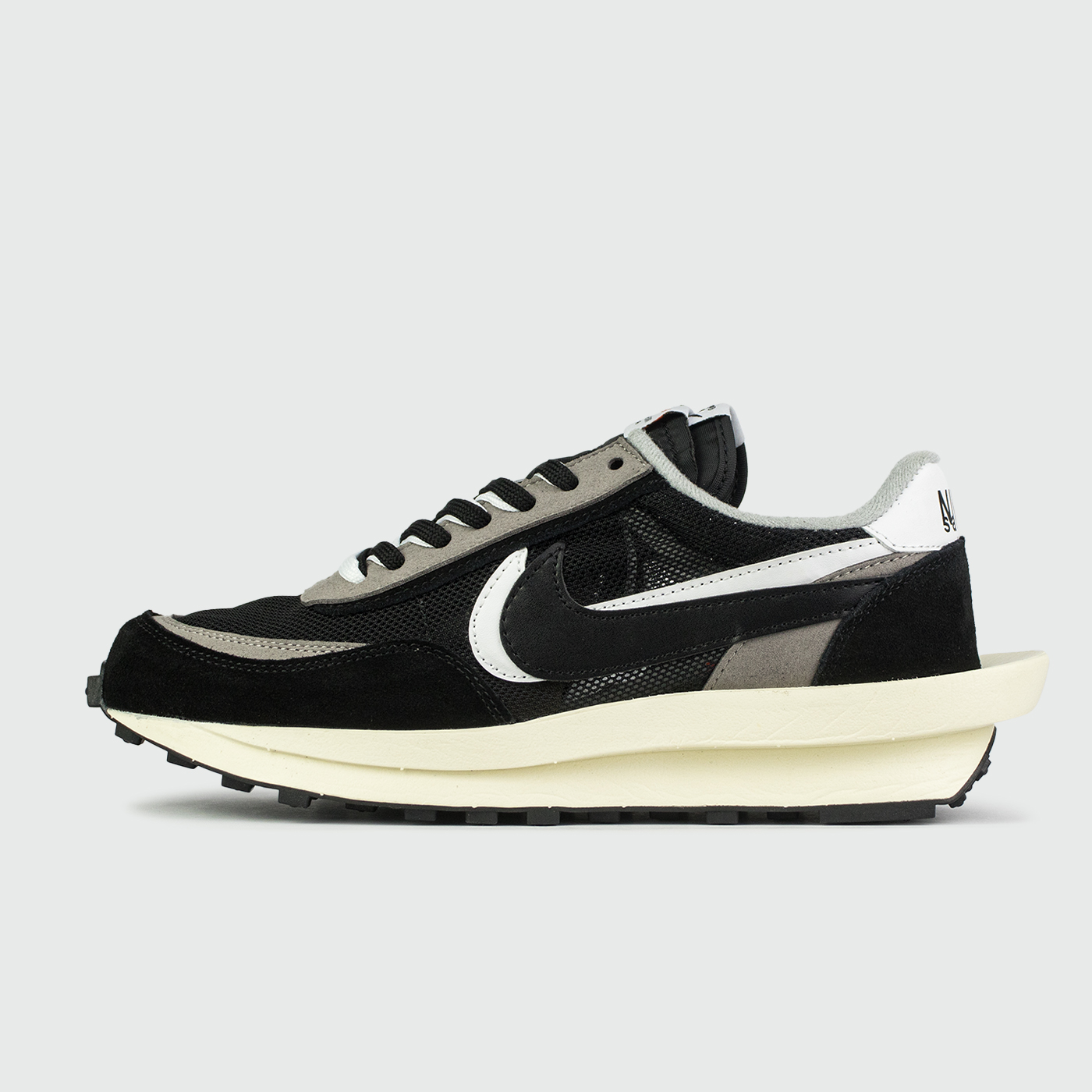Waffle Daybreak x SACAI Black/White чаще выбирают клиенты