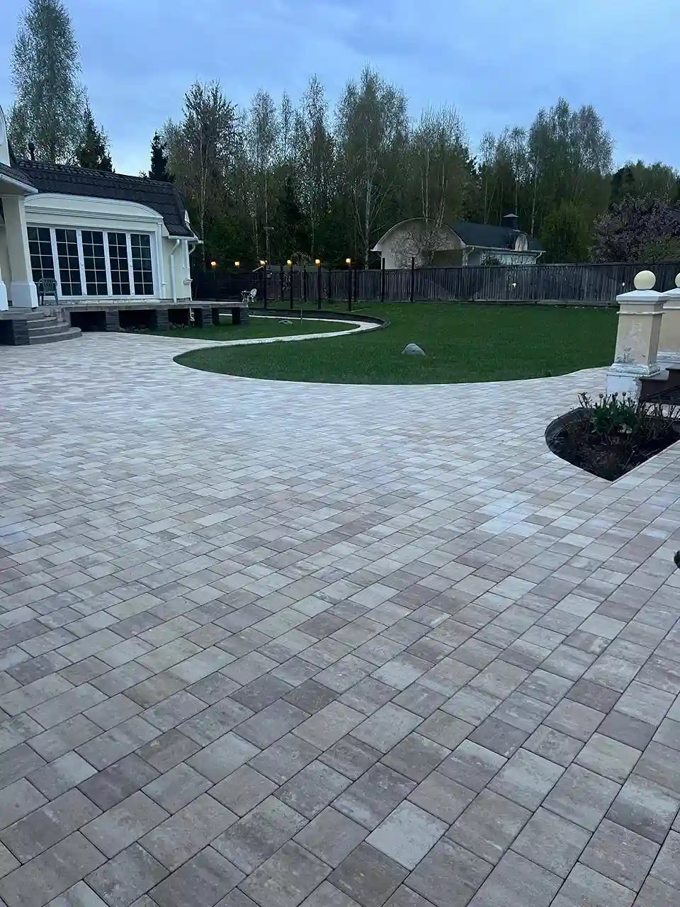 Укладка тротуарной плитки и брусчатки под ключ — двор частного дома Москва