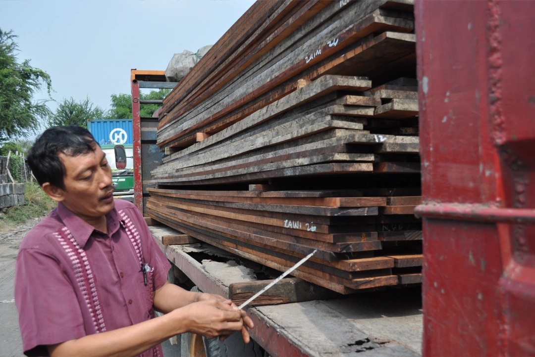 Аудит поставщика от руководства РичВуд Личный контроль отбора древесины на лесопилке в Индонезии