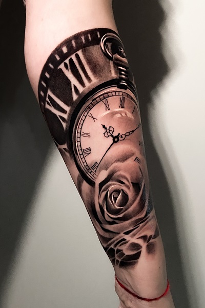 Черная татуировка часов в тату студии Новосибирска