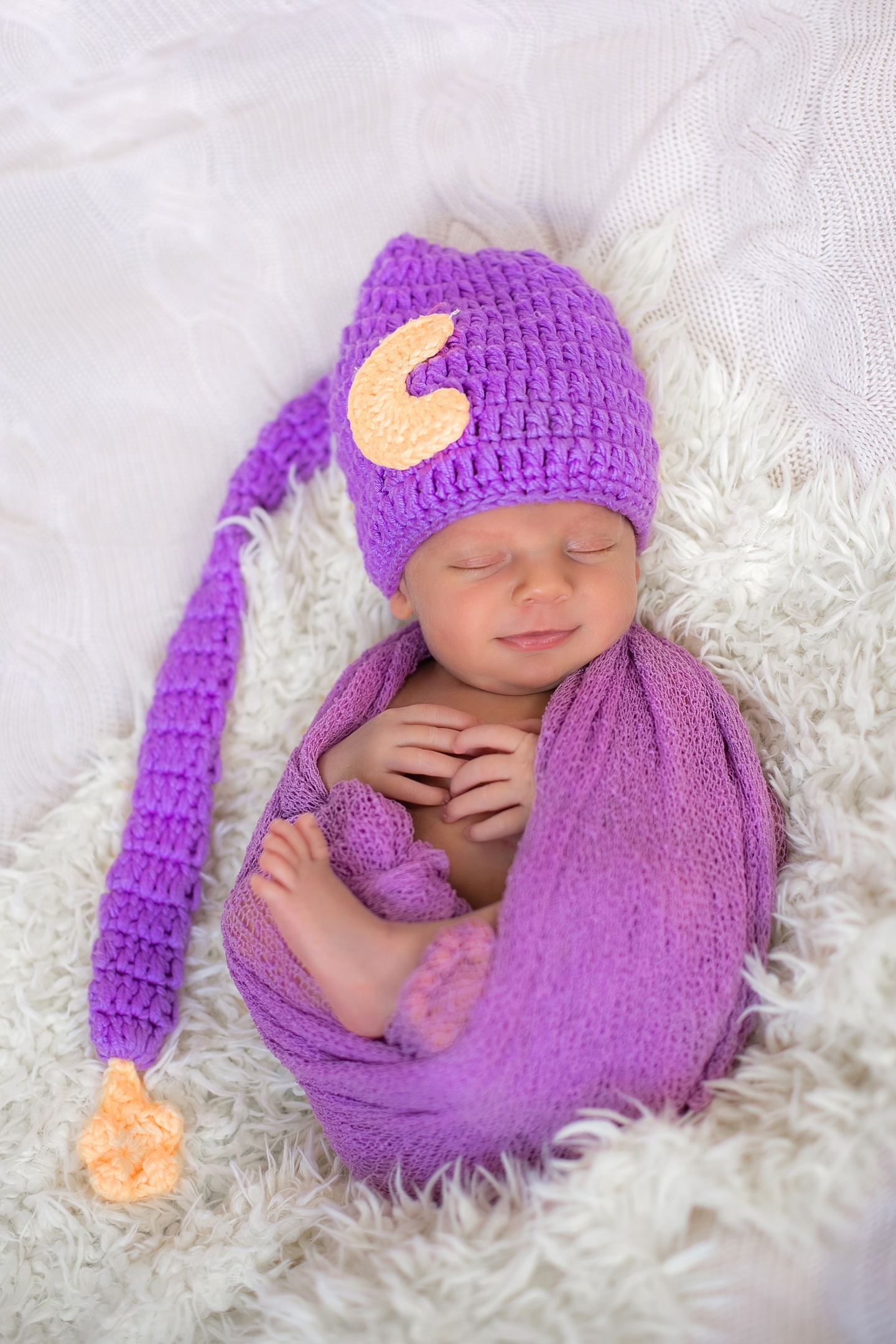 фото спящего новорожденного в колпаке и в ткани фотограф newborn Лариса Гуйтор