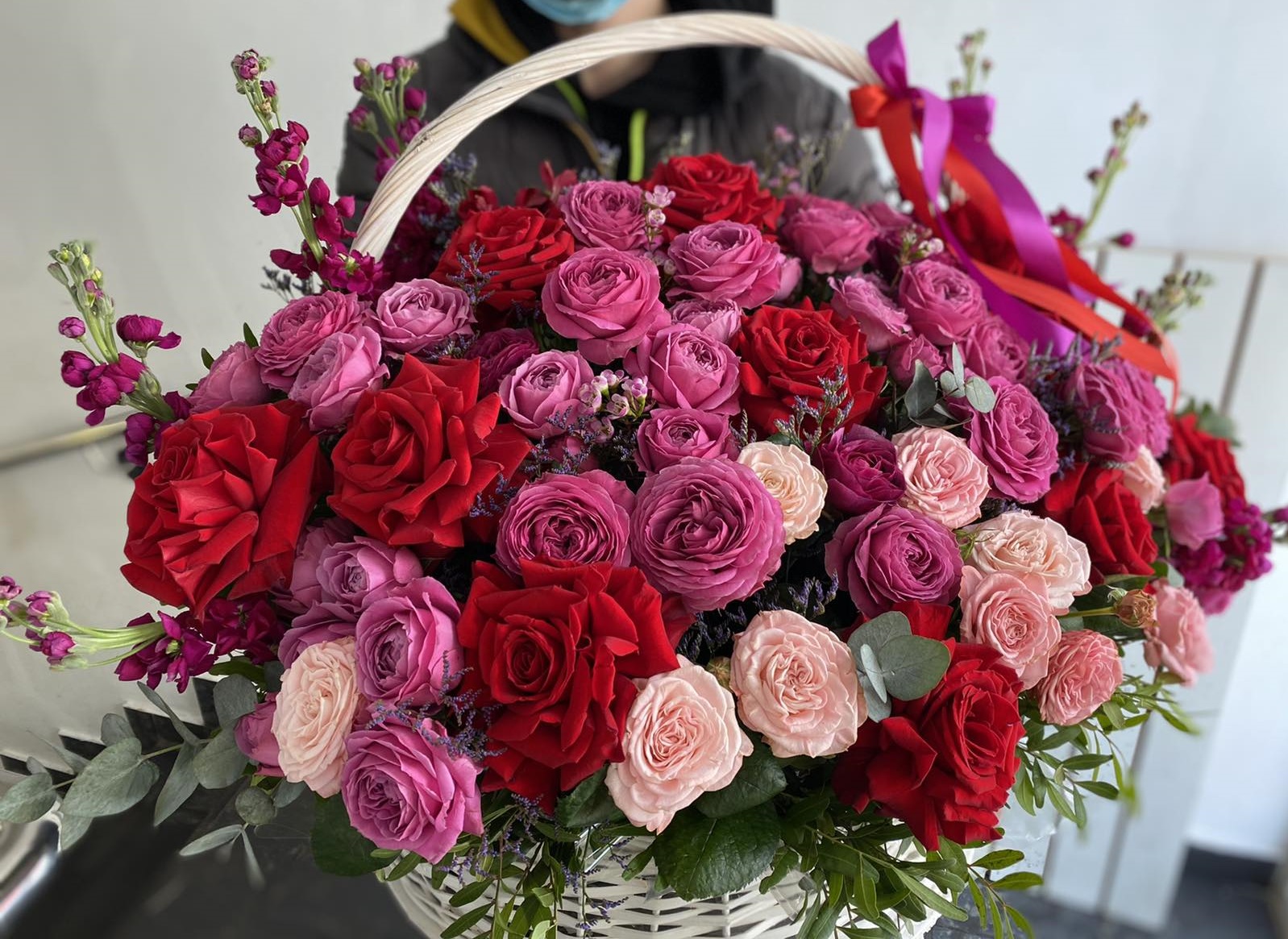 Яркая корзина с цветами с пионовидными розами