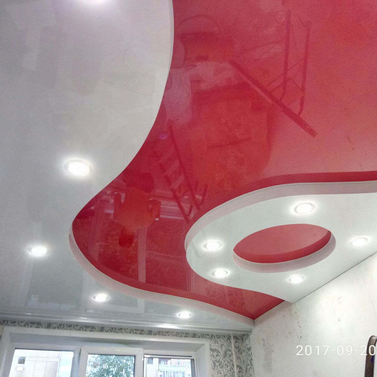 Красно-белый глянцевый натяжной потолок в гостиной фото Кострома
