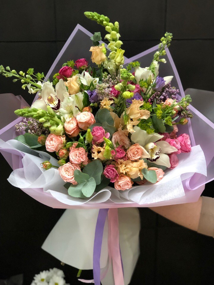 Букет с пионовидными розами и орхидеей