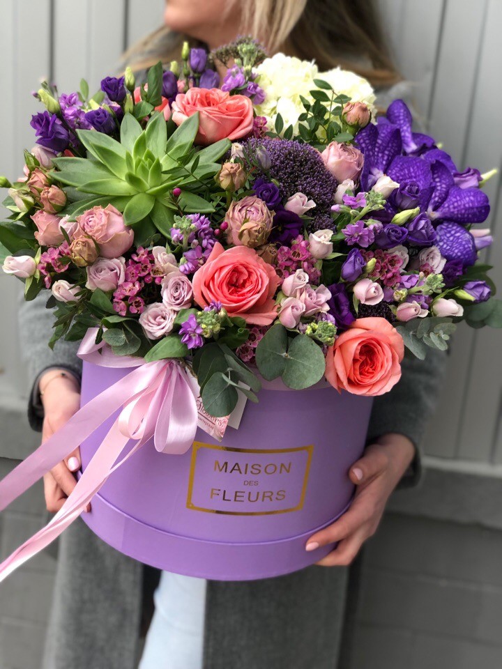 Большая коробка с цветами из орхидеи и роз