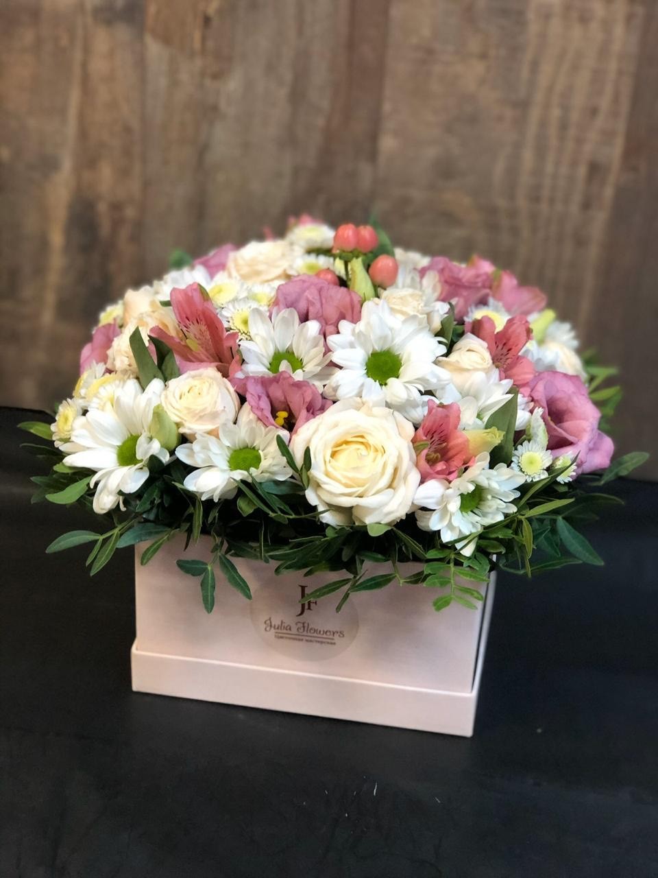 Коробочка с цветами хризантемой и эустомой