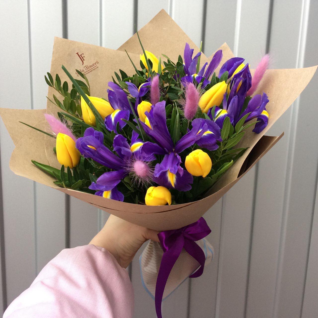 Букет с ирисами тюльпанами и сухоцветами