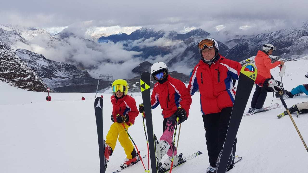 Дети на лыжах горнолыжной школе Туутари