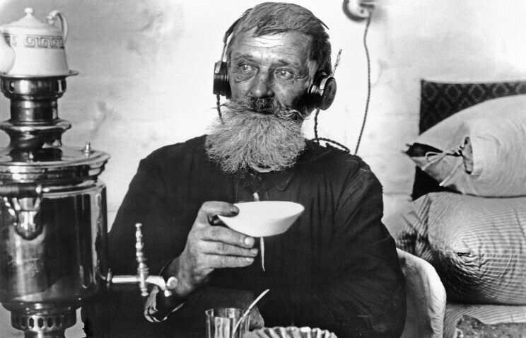 1928 год, рабочий слушает радио