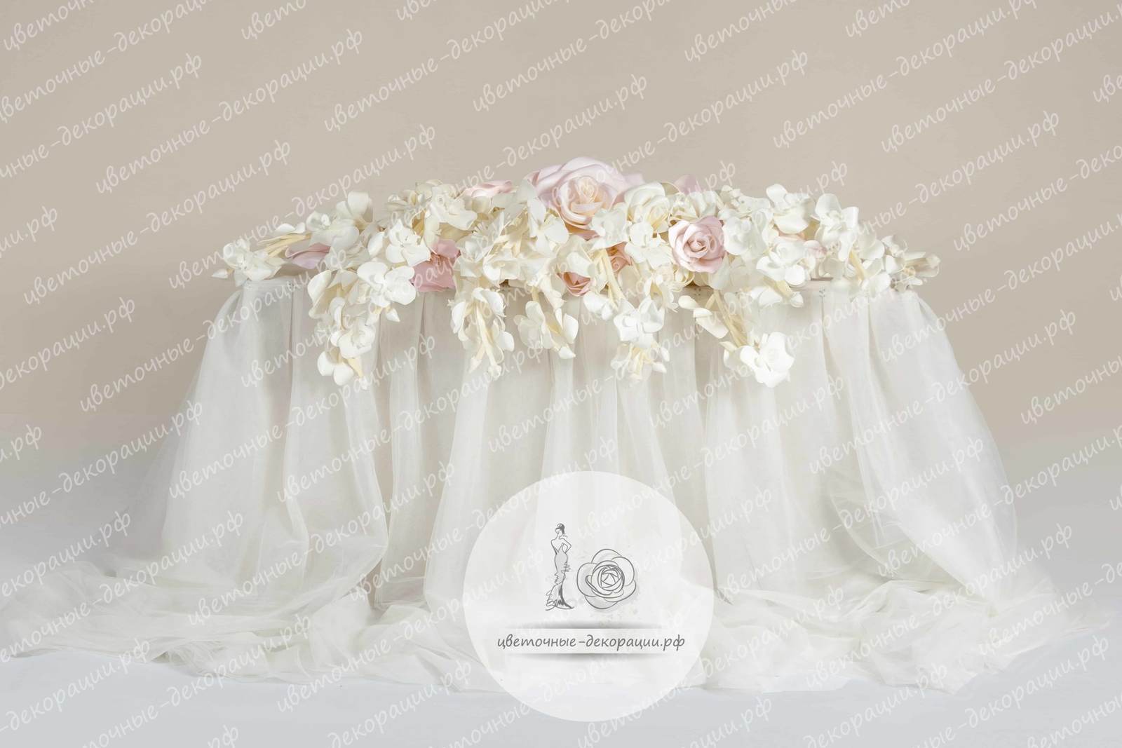 Президиум из цветов на свадьбу в белых и розовых цветах