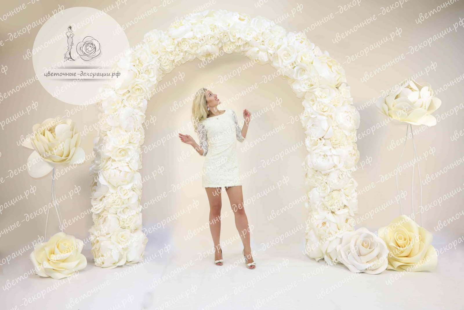 Белая арка из цветов