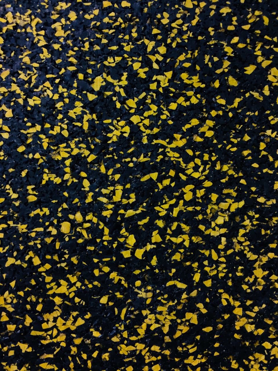 Желтые крошки. Regupol 6215. Регупол Manaus. Резиновое покрытие для детских площадок текстура. Резиновое покрытие желтое.