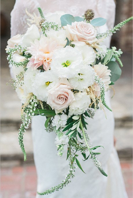 Букет невесты с кремовыми розами двух оттенков