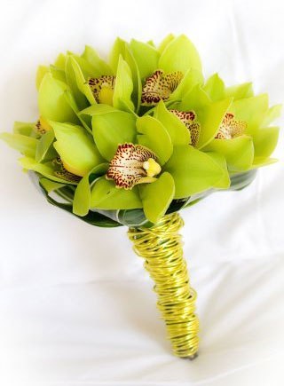 Букет невесты из орхидей с элегантной зеленью