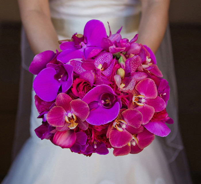 Букет невесты из фрезии и сортовых роз