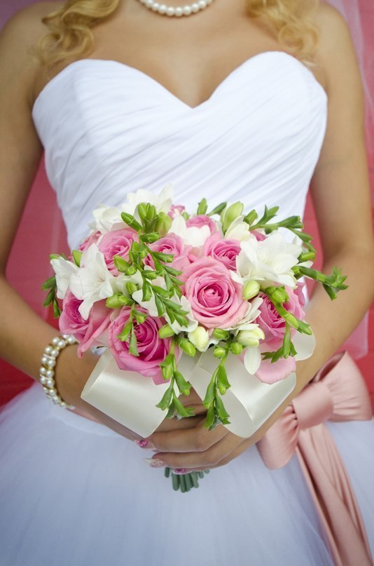 Букет невесты с ароматными фрезиями и яркими розами