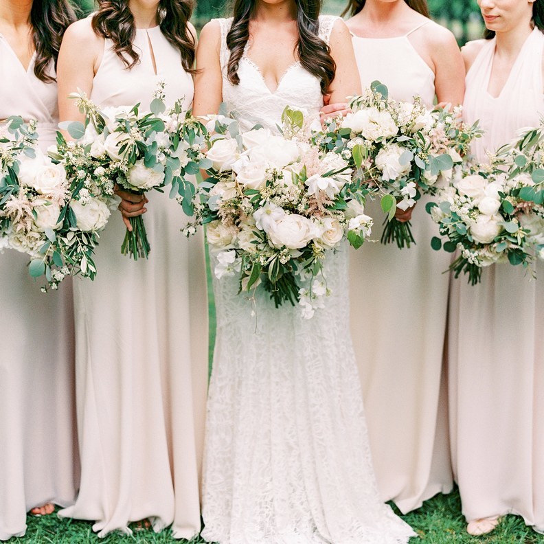 Букет невесты с большим количеством различной зелени и экзотики