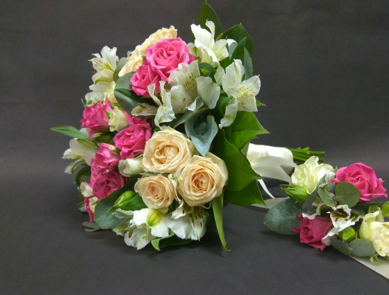 Свадебный букет из альстромерии и кустовой розы