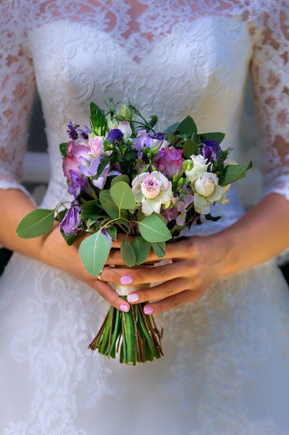 Миниатюрный свадебный букетик с необычными цветочками